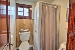 O baie la Weirs Channel Cottage with Beach Access!