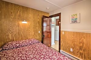Foto dalla galleria di Weirs Channel Cottage with Beach Access! a Laconia Altre 18 foto