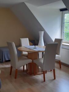 a dining room with a table and chairs at Ferienwohnung Weinberg in Wesselburener Deichhausen