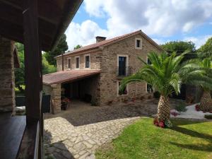 una casa con una palmera delante de ella en Casa Bama, en Bama