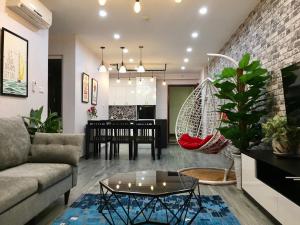 ein Wohnzimmer mit einem Sofa und einem Tisch in der Unterkunft Smile Apartment in Hạ Long
