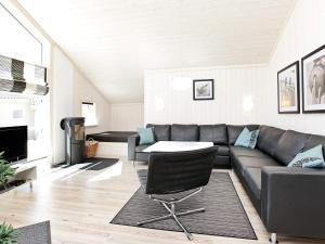 ein Wohnzimmer mit einem Sofa und einem Tisch in der Unterkunft 10 person holiday home in Gro enbrode in Großenbrode