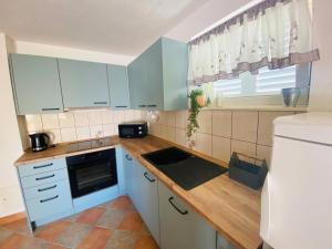 Kuchyň nebo kuchyňský kout v ubytování Apartments 'Stine'