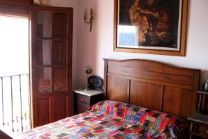 um quarto com uma cama e uma fotografia na parede em Casa con Encanto en Pueblo Acantilado em El Campello