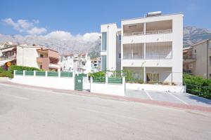 an empty street in a city with a building at Apartmani Srzic in Makarska