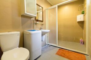 Un baño con inodoro, lavabo y ducha. en Yilan Night Market Whole House, en Yilan City