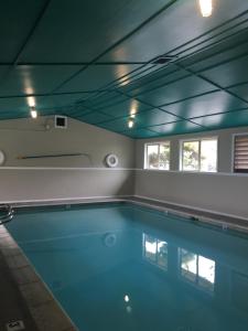 Una gran piscina en una habitación con en Hi Tide Oceanfront Inn en Seaside
