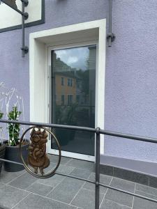 un banco de metal frente a una puerta corredera de cristal en Ferienwohnung Lucy, en Schweich