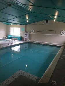 una gran piscina en una habitación con techos azules en Hi Tide Oceanfront Inn en Seaside