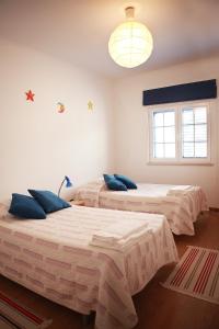 เตียงในห้องที่ Casal Do Góis Guest House