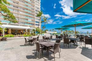 Εστιατόριο ή άλλο μέρος για φαγητό στο @ Marbella Lane Executive Suite, Steps to Beach