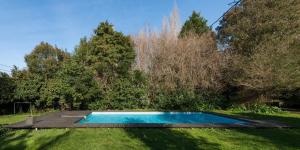 a swimming pool in the middle of a yard at Casa do Sobreiro in Pedroso