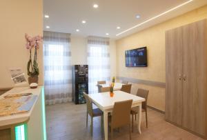 - une cuisine et une salle à manger avec une table et des chaises dans l'établissement Bed And Breakfast Napoli Bracco, à Naples
