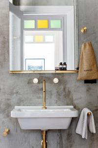 A bathroom at Magnolia Boutique Rooms