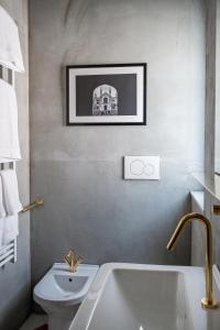 A bathroom at Magnolia Boutique Rooms