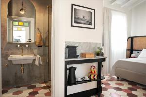 A bed or beds in a room at Magnolia Boutique Rooms