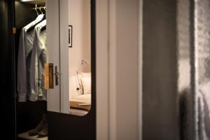 a bathroom with a mirror and a tub at Magnolia Boutique Rooms in Catania