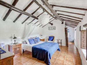 um quarto com uma cama num quarto com tectos em madeira em Attractive Villa in Montefrio with Private Pool em Montefrío