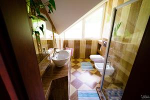 ein Badezimmer mit 2 WCs und einem Waschbecken in der Unterkunft Isaan Ostrzyce - Samodzielne Apartamenty i Tajska Kuchnia in Ostrzyce