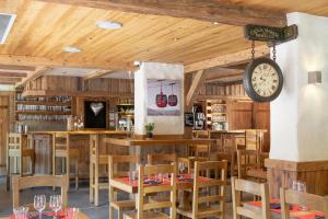 Area lounge atau bar di Logis La Croix-Saint-Maurice