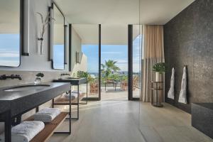 Postel nebo postele na pokoji v ubytování Four Seasons Resort Los Cabos