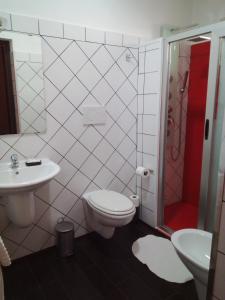 uma casa de banho com um WC, um lavatório e um chuveiro em B&B Scirocco D'Africa em Catânia