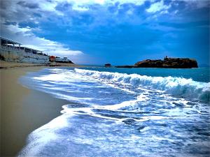 una spiaggia con onde che si infrangono sulla riva di B&B A casa di Picci a Santa Domenica