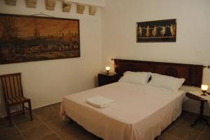 Säng eller sängar i ett rum på B & B Palazzo Maestro & Corte Maestro rooms