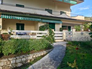 A garden outside Beach apartments Isola d'Elba