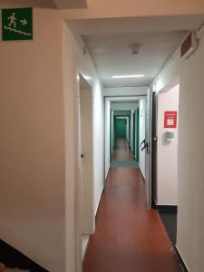 un couloir d'un hôpital avec un long couloir dans l'établissement Albergo Lungomare, à Bonassola