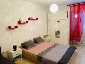 Posteľ alebo postele v izbe v ubytovaní Apartmani Roxy + 37 fotografií