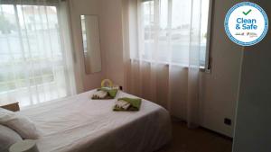 コンソラサオンにあるSol e Praia - Consolação Iのベッドルーム1室(清潔で安全なベッド1台付)