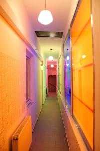 un couloir avec des murs aux couleurs vives et un long couloir dans l'établissement Schrott Bed&Beer, à Brno