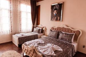 1 dormitorio con 2 camas y ventana en Lily Town Hotel, en Antalya