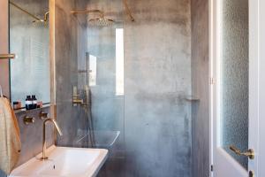 A bathroom at Magnolia Boutique Rooms