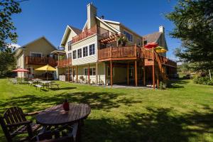 a large house with a table in the yard at Le Gite Du Hu-Art in Quebec City