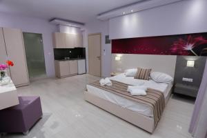 リメナリアにあるBoutique Villa Giannisのベッドルーム1室(大型ベッド1台、タオル2枚付)