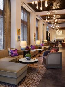 埃爾帕索的住宿－The Plaza Hotel Pioneer Park，带沙发和桌椅的客厅
