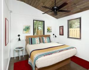 um quarto com uma cama e uma ventoinha de tecto em Folly Vacation 202 Beach Bungalow em Folly Beach