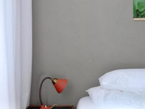 Una cama o camas en una habitación de HEMMET Simrishamns vandrarhem och B&B