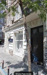 uma loja em frente a um edifício numa rua da cidade em Studio Piata Amzei NR.1 (17 A) em Bucareste