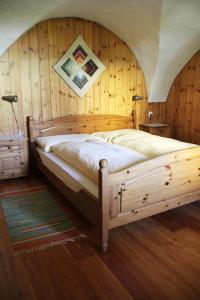 um quarto com uma cama numa parede de madeira em Chasa Marugg - Ferienwohnung für 4-5 Personen, 70m2 em Scuol