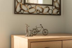 una bicicleta sentada en un tocador bajo un espejo en Pagona House, en Toroni