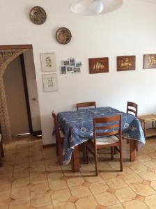 een eetkamer met een blauwe tafel en stoelen bij La Residenza in Porto Azzurro