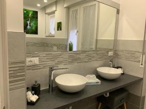 łazienka z 2 umywalkami i lustrem w obiekcie CEJM Apartments Merano w Meranie +37 zdjęć