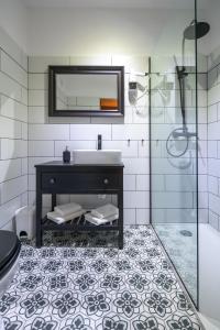 un baño con lavabo y espejo en Villa Maimare, en Biograd na Moru