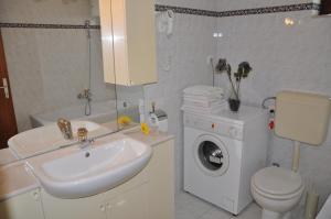 Kúpeľňa v ubytovaní Apartmani Antunović Podgora