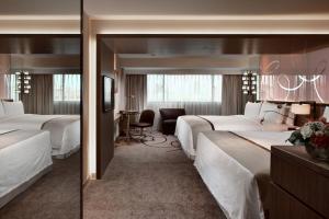 Postel nebo postele na pokoji v ubytování Kaohsiung Chateau de Chine Hotel