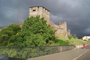 a castle sitting on top of a hill at Apartamento El Caminito in Ponferrada