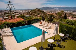- une piscine avec vue sur la ville dans l'établissement Villa Guadalupe, à Malaga